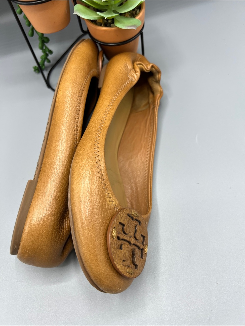 Tory Burch Caramel Leather Logo Ballet Flat out of smoke - Picture 5 of 9